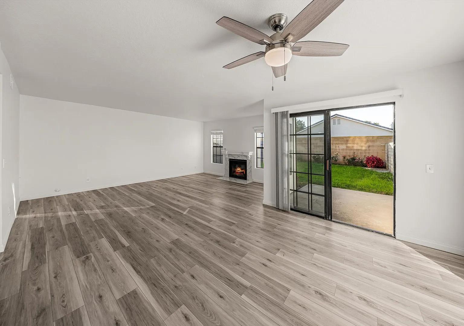 Large Renovated 3bed x 2.5bath Townhouse with Private Patio & 2-Car Garage — Photo 4