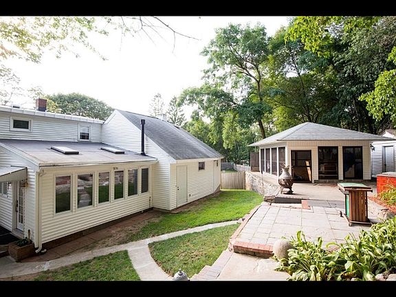 4th image of 10 Elmwood Cir