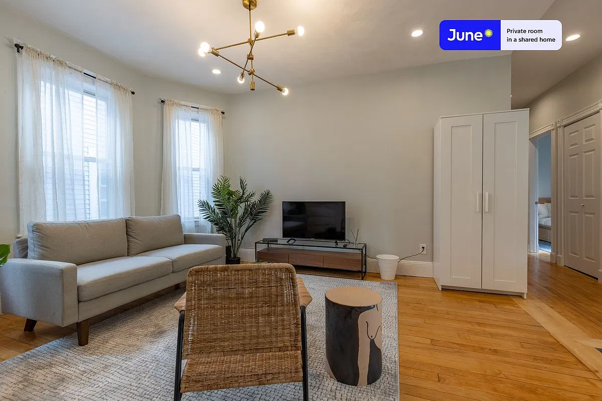 Queen bedroom in 4 bed/2 bath home in Savin Hill #330 C — Photo 4