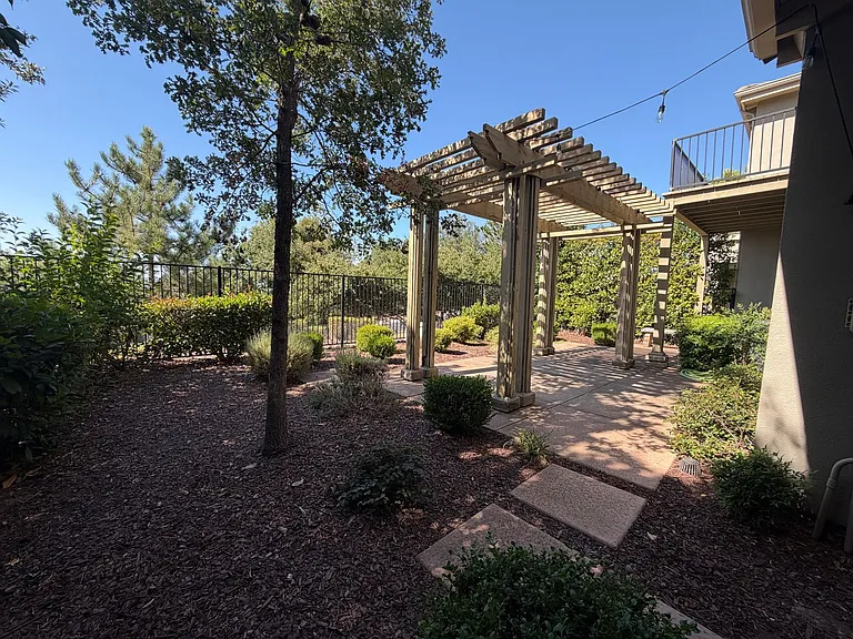 1014 Gamay Dr — Photo 3