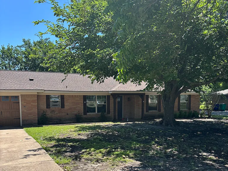 606 Laurence Dr — Photo 1
