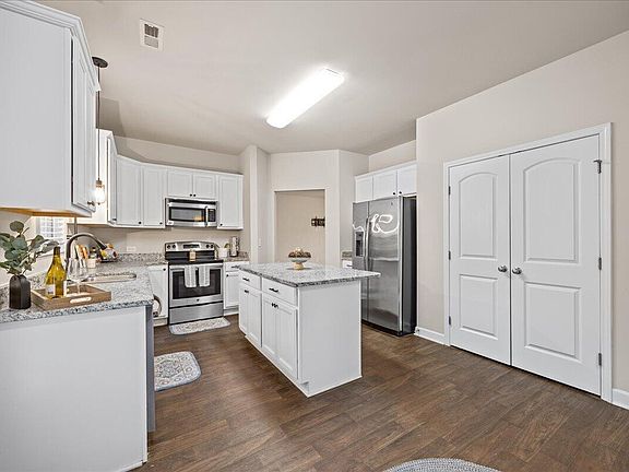 5th image of 260 Ambergate Dr