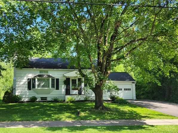 70 W Elizabeth St, Skaneateles, NY 13152