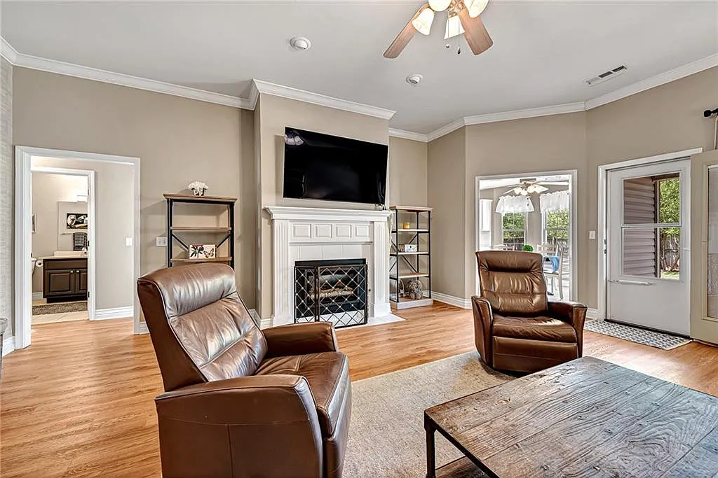 4 bed, 1860 sqft, $2,300 — Photo 3