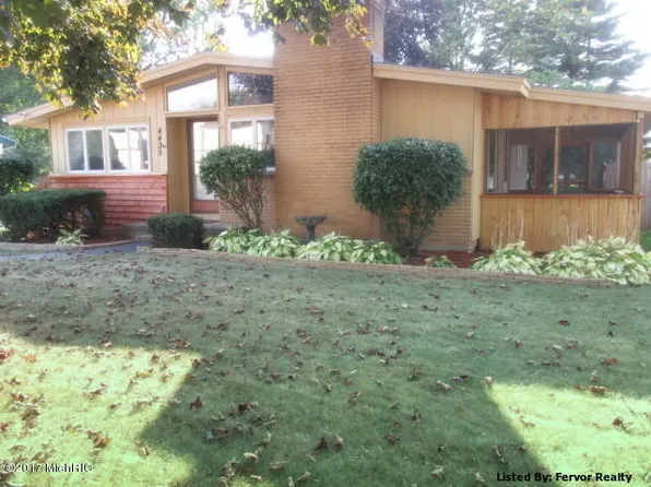 4435 Poinsettia Ave SE, Kentwood, MI 49508