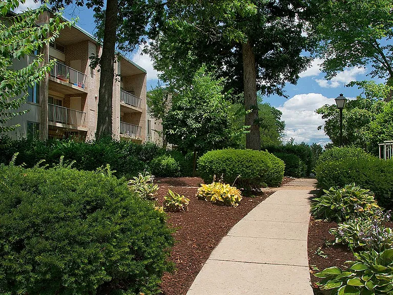Tysons Glen Apartments and Townhomes — Photo 5