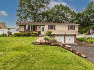 71 Brunswick Rd, Ronkonkoma, NY 11779
