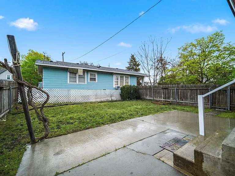 1123 E Indiana Ave — Photo 45