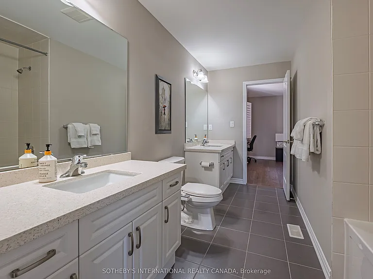 1056 Foxtail Cres — Photo 25
