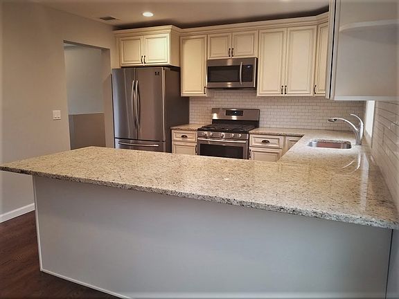 4th image of 754 Islip Ave