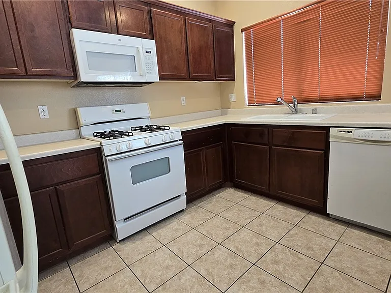 1154 Maple Pines Ave — Photo 8