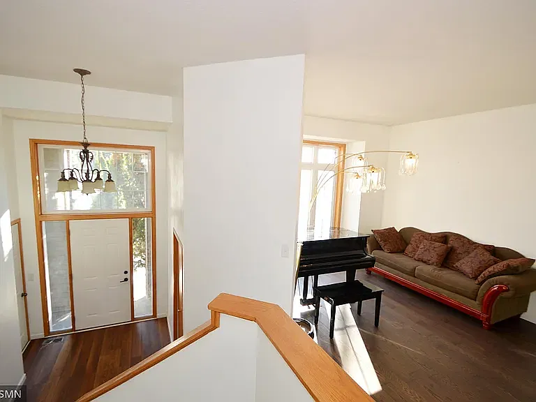 5 bed, 2431 sqft, $3,300 — Photo 2