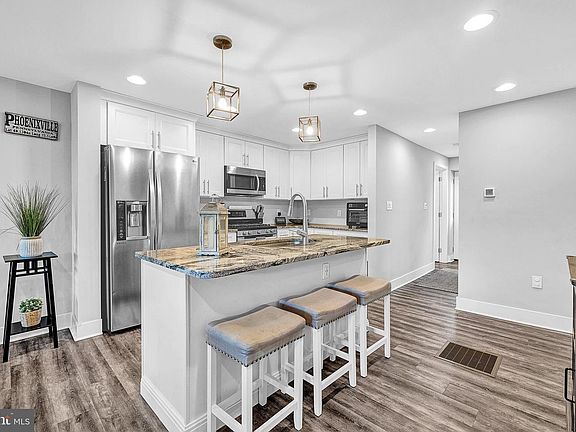 5th image of 875 Woodlawn Ave