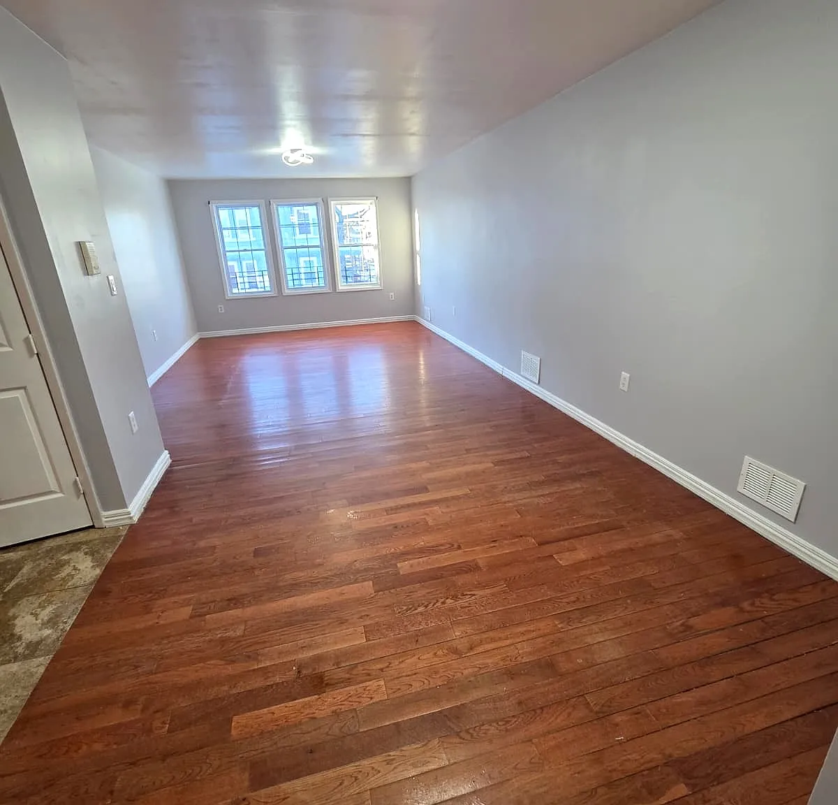 3 bed, 1200 sqft, $2,400 — Photo 2