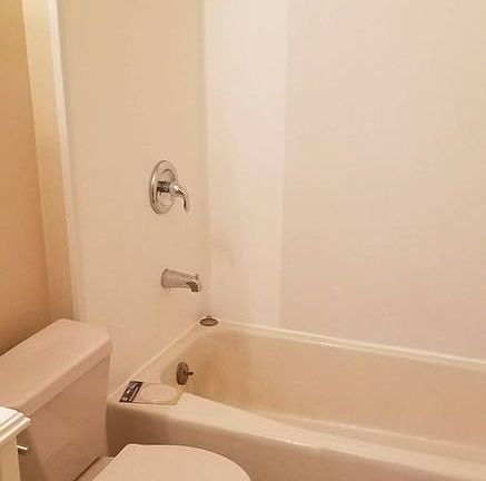 4th image of 220 W Republic Ave