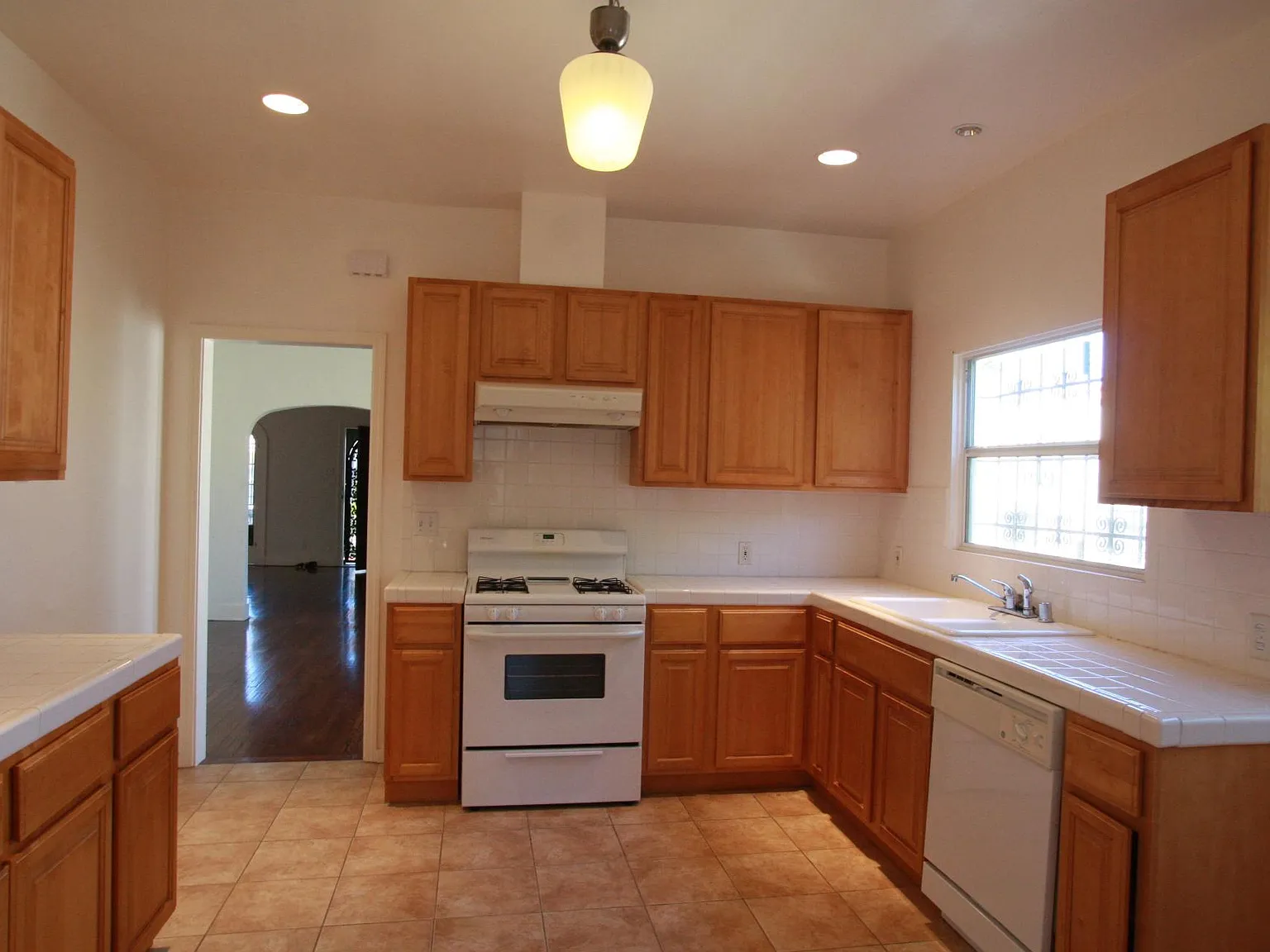 2 bed, 1300 sqft, $3,300 — Photo 4