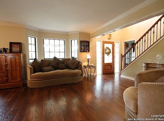3rd image of 310 Stonewood St