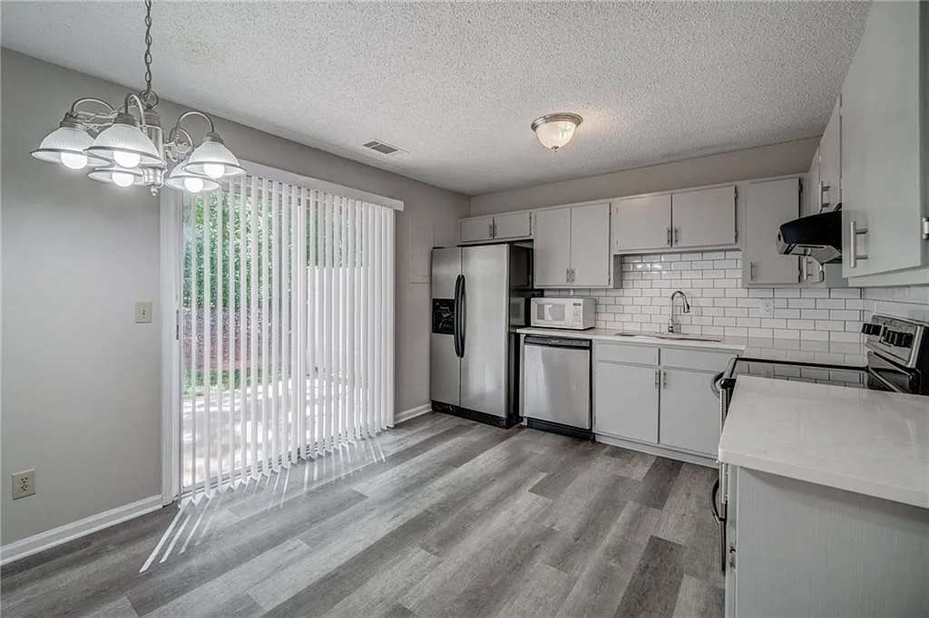 2 bed, 1.5 bath, 988 sqft, $1,390 — Photo 3