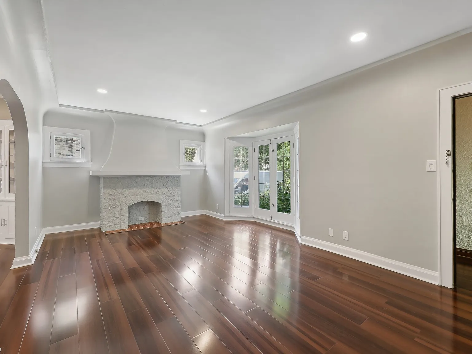 1 bed, 1000 sqft, $1,599 — Photo 3