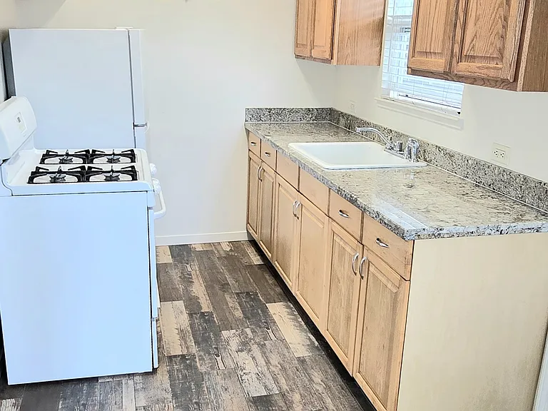 1358 Jefferson Ave — Photo 11