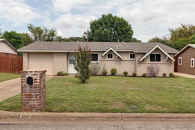 1st image of 828 Dee Ln