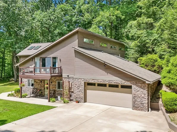 1099 Davis Rd, Ellwood City, PA 16117