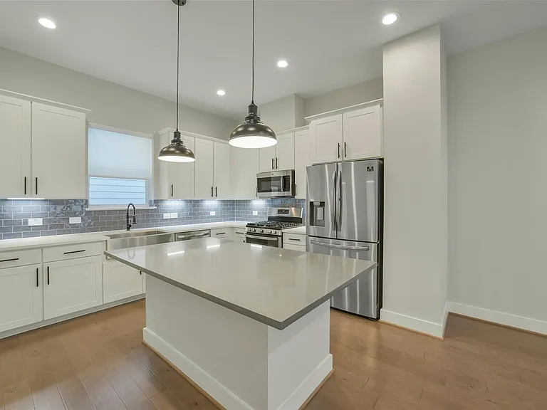 760 W Donovan St — Photo 10
