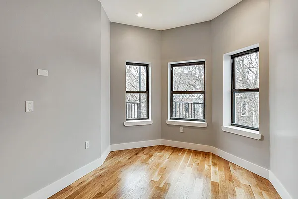 Rented by Space Link Realty | media 2