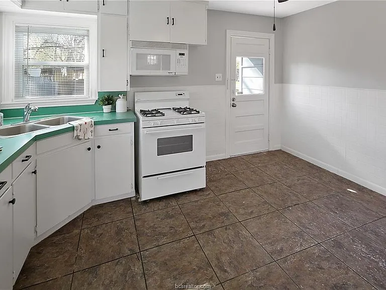 1504 Baker Ave — Photo 7