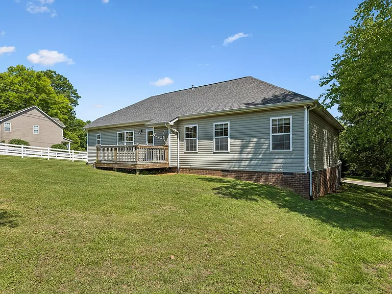 2601 Danbury Cir — Photo 38