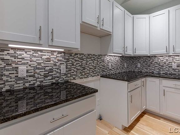 5th image of 809 Woodstock Ln