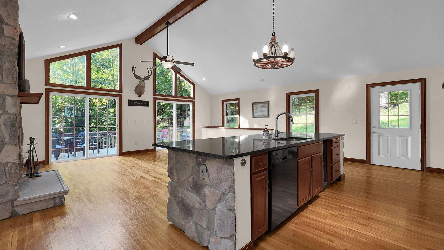 Listing photo 4 for 1893 Beaver Ln