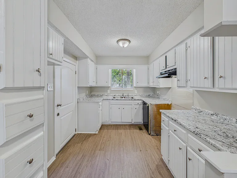 8210 Park Ave-12_06292026