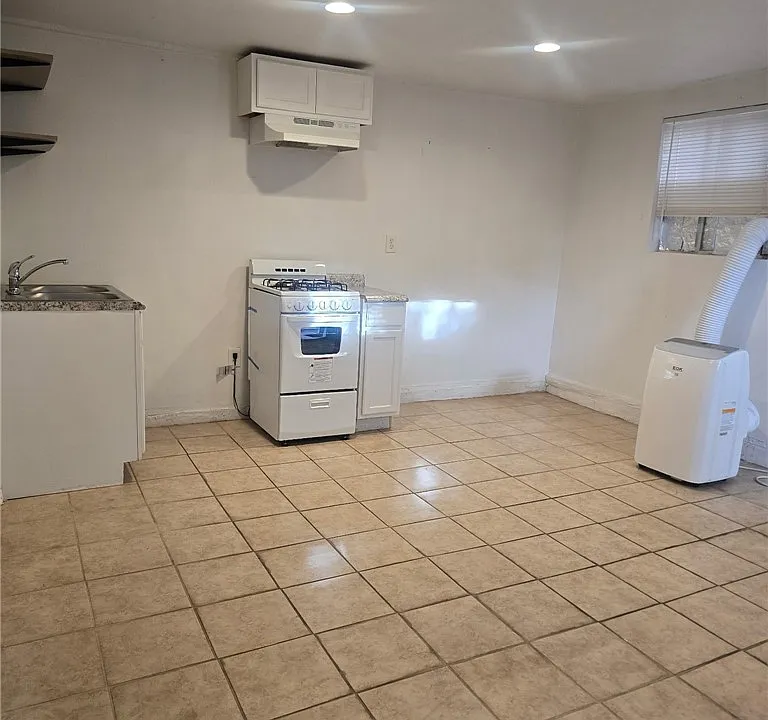 858 1/2 W 33rd Way
