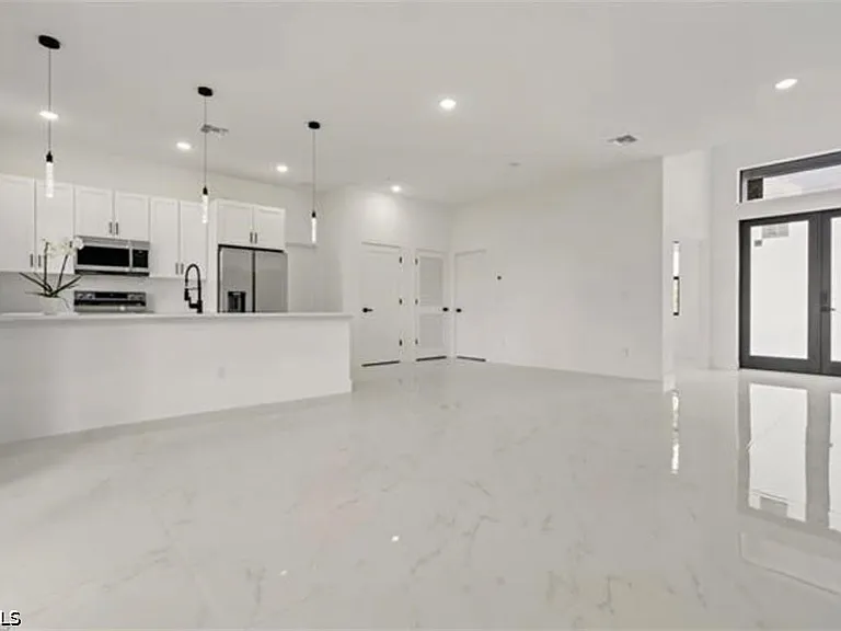 467 Paddock St — Photo 8