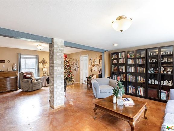 4th image of 412 Woodlake Dr