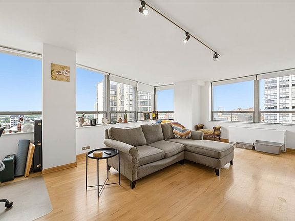 3rd image of 5701 N Sheridan Rd APT 12B