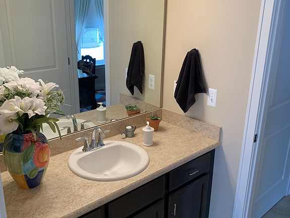 Jack & Jill bath w/ tub/shwr