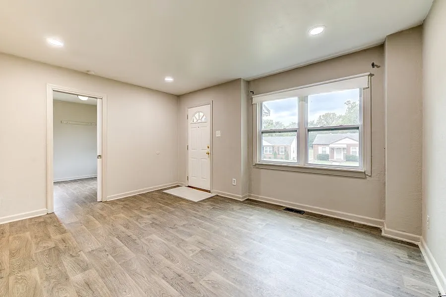 3 bed, 900 sqft, $1,650 — Photo 3