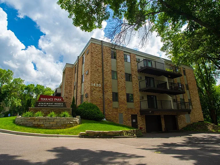 1420 Terrace Dr — Photo 1