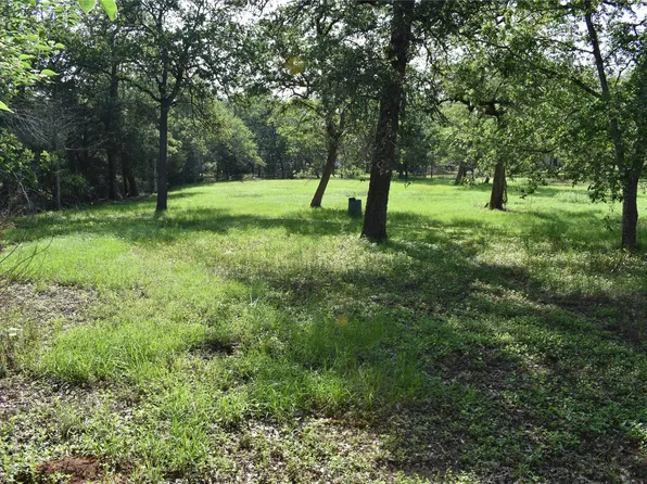 276 Arrowhead Dr, Smithville, TX 78957