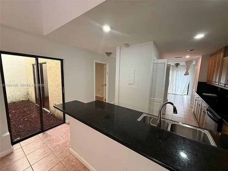 3325 Oak Dr #TOWNHOUSE — Photo 2