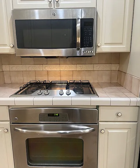 kitchen range, oven, and microwave oven