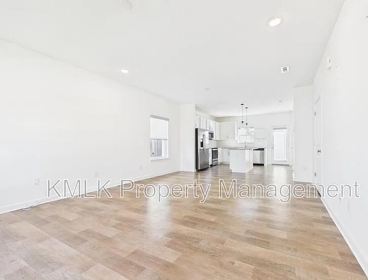4 bed, 2.5 bath, 1760 sqft, $2,195 — Photo 4