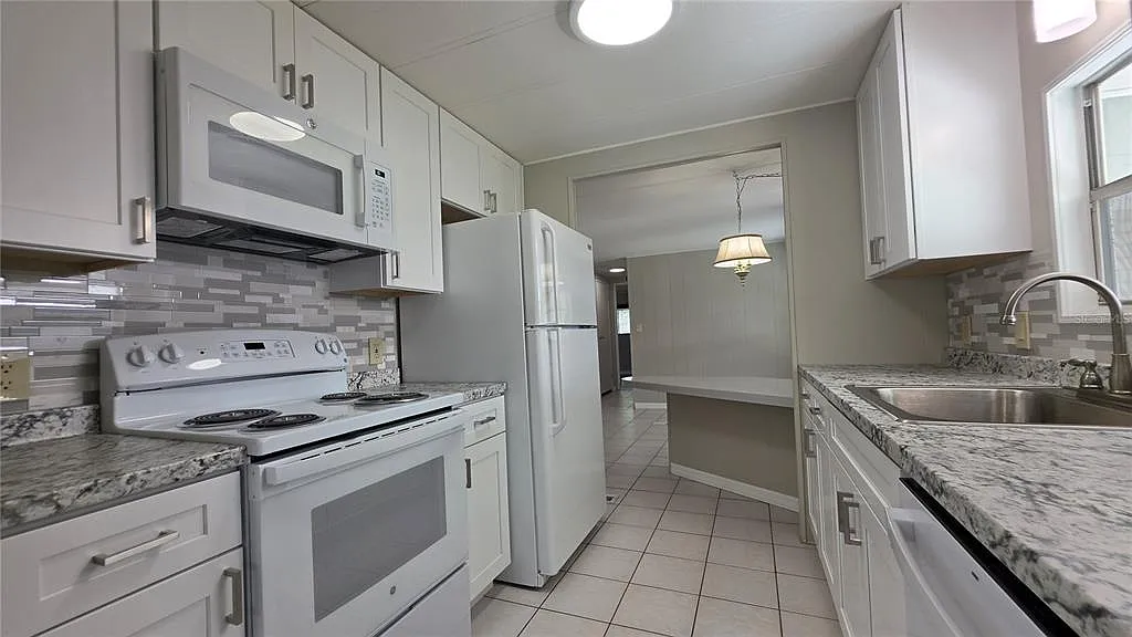 3 bed, 2.0 bath, 1104 sqft, $1,400 — Photo 3