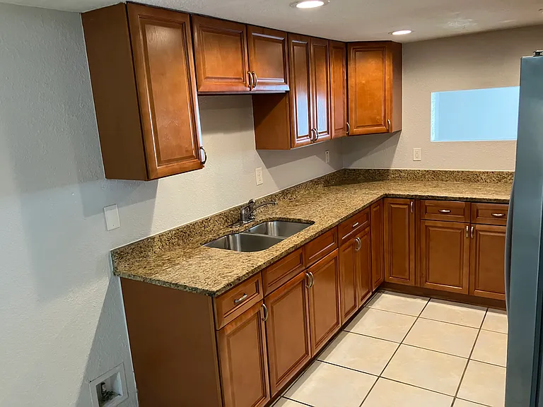 910 W Millard Ct — Photo 6