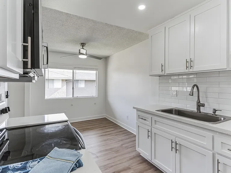 Renaissance Apartments — Photo 12
