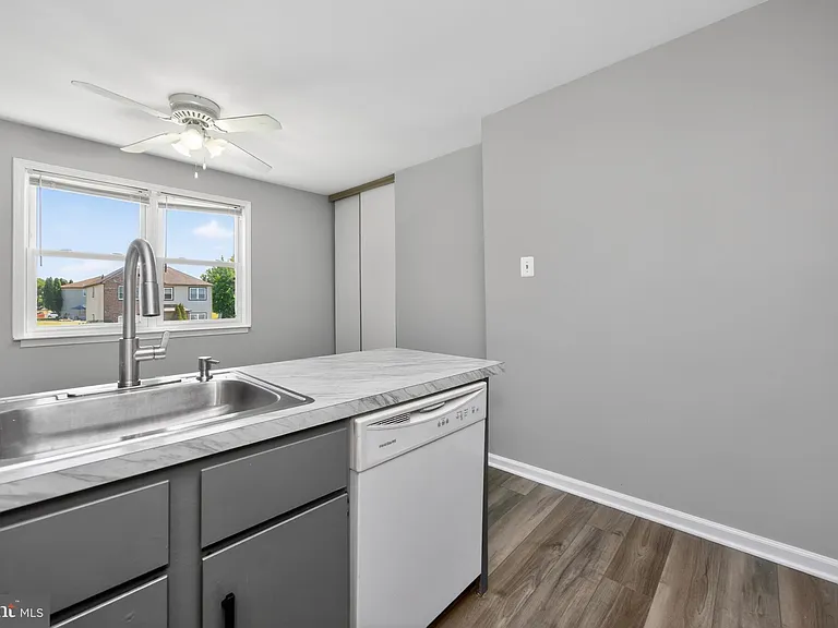 299 Florence Dr — Photo 3