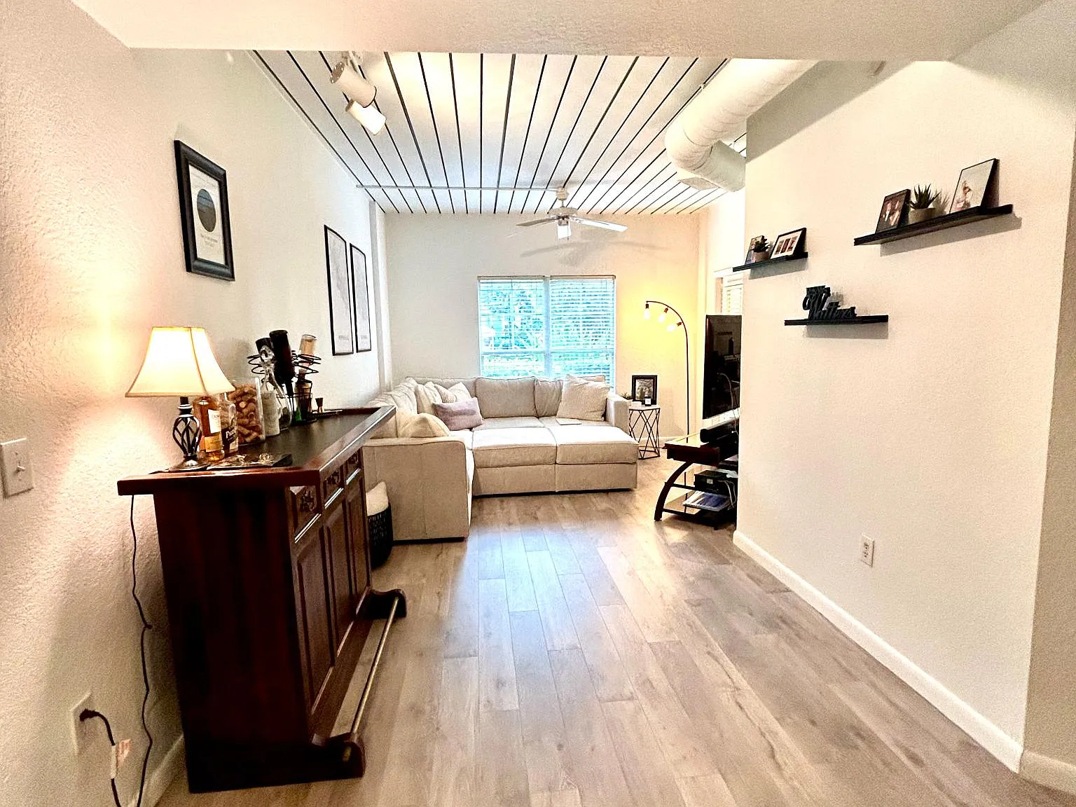 2410 W Azeele St — Photo 2