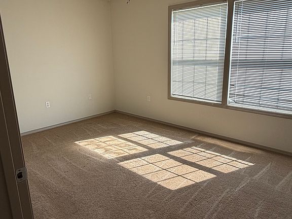 5th image of 202 Crockett St